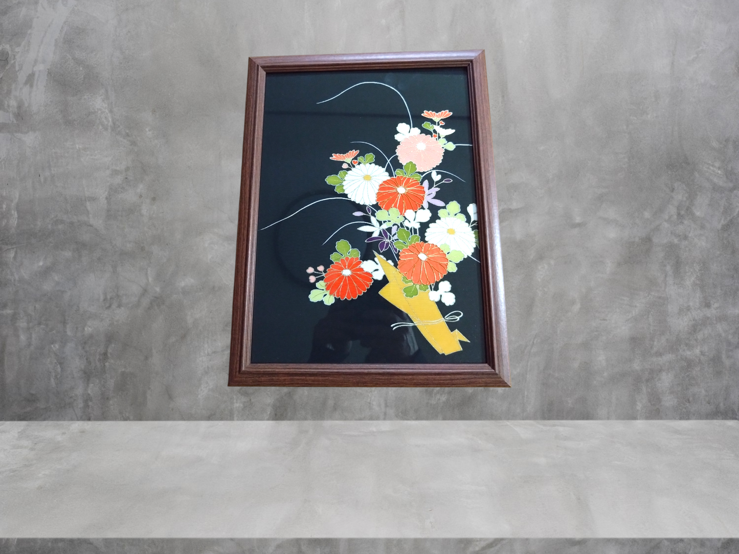 日本の美を閉じ込めた、贅沢な正絹着物生地の額縁